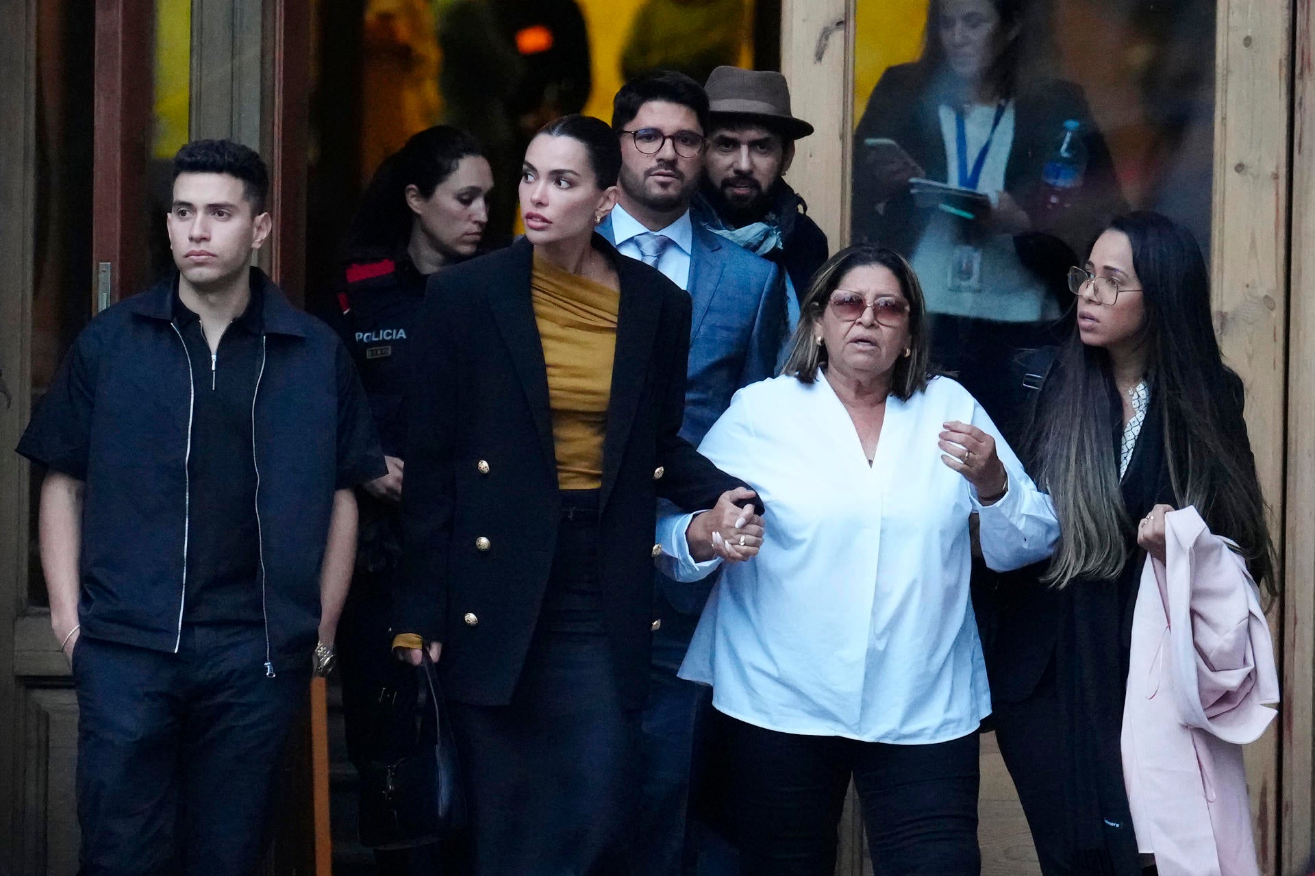 La mujer de Dani Alves declara que llegó "muy borracho y se chocó con un armario" la noche de la presunta violación La mujer de Dani Alves declara que llegó "muy borracho y se chocó con un armario" la noche de la presunta violación