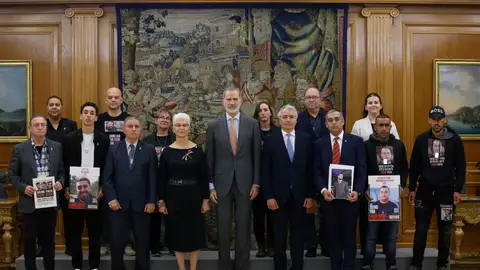 El rey Felipe recibe en audiencia a los familiares de rehenes israelíes en manos de Hamás en el Palacio de la Zarzuela. El rey Felipe recibe en audiencia a los familiares de rehenes israelíes en manos de Hamás en el Palacio de la Zarzuela.