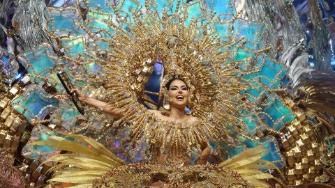 La candidata Corina Mrazek González, con la fantasía &#39;El mundo&#39;, un diseño de Santi Castro, es la nueva Reina del Carnaval de Santa Cruz de Tenerife durante la Gala de Elección celebrada este miércoles en el Recinto Ferial de la capital tinerfeña