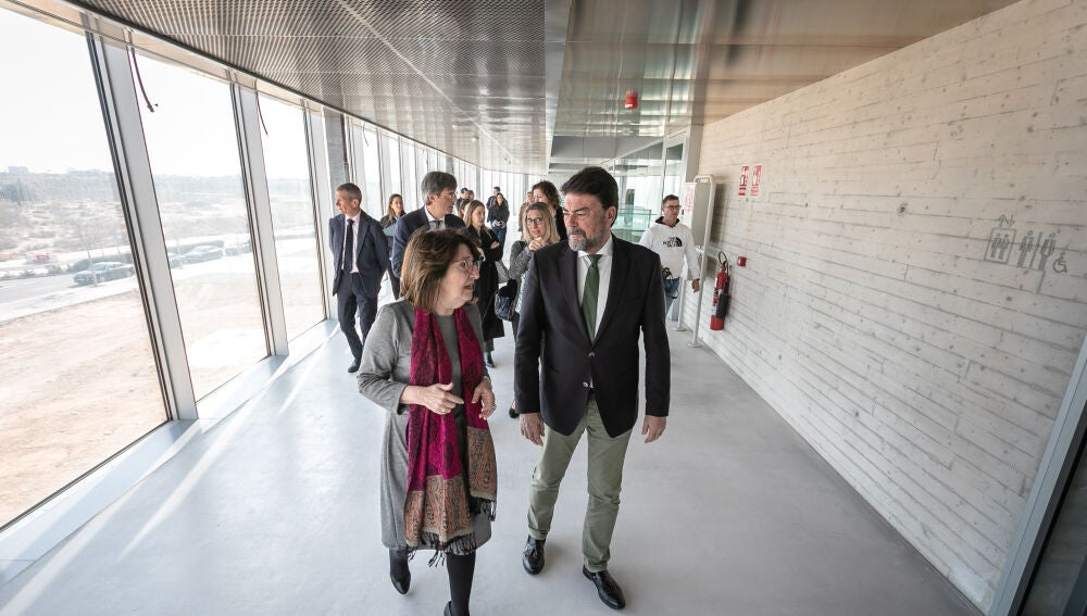 La rectora y el alcalde conversan durante la visita al Parque Científico
