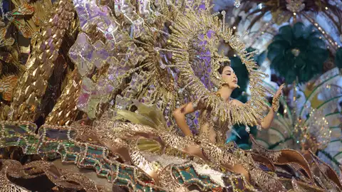 Corina Mrazek González lució la fantasía EL MUNDO de Santi Castro Corina Mrazek González lució la fantasía EL MUNDO de Santi Castro