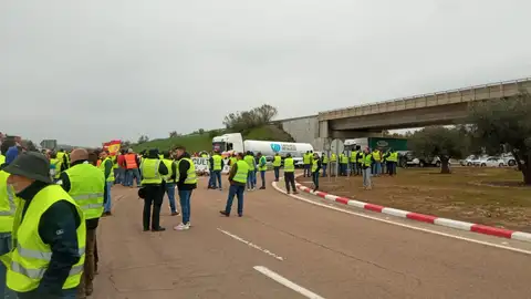 Tercera jornada de protestas con nuevos cortes de carreteras y con unas reclamaciones que saltaban a la Asamblea extremeña Tercera jornada de protestas con nuevos cortes de carreteras y con unas reclamaciones que saltaban a la Asamblea extremeña