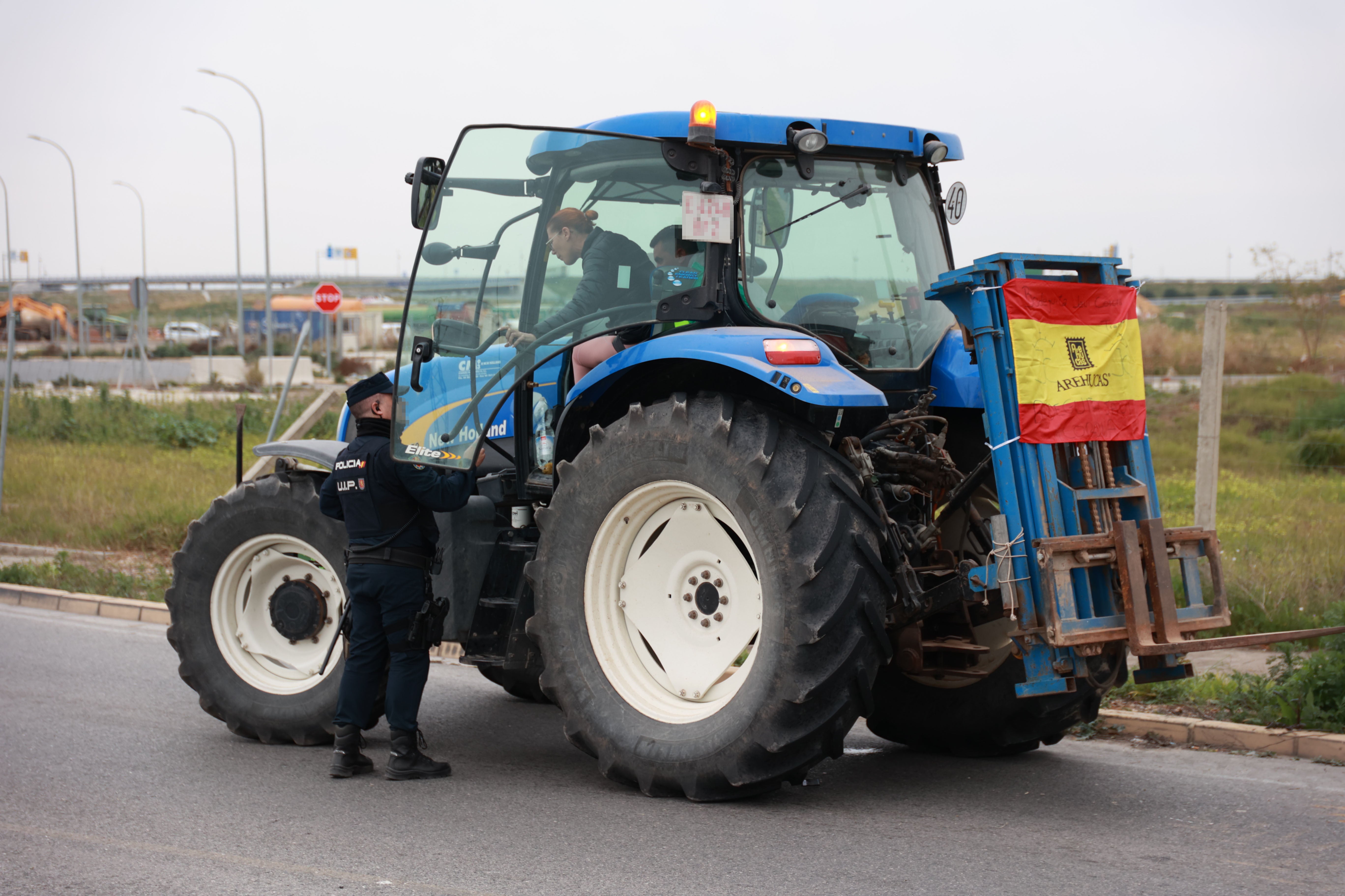 En Granada continúan los conatos de tractoradas En Granada continúan los conatos de tractoradas