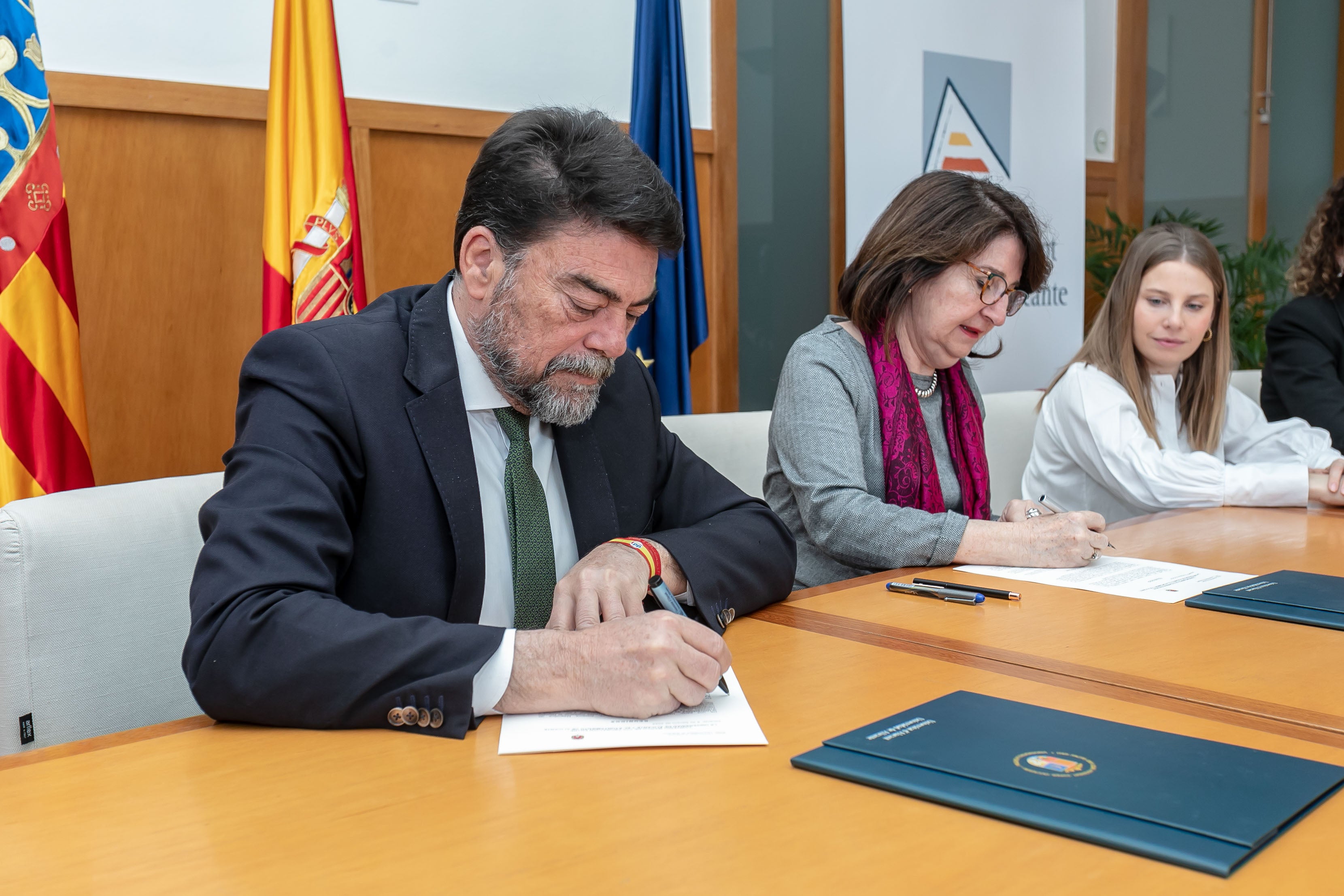 Alicante y la UA refuerzan su colaboración en divulgación cultural, investigación y formación Alicante y la UA refuerzan su colaboración en divulgación cultural, investigación y formación