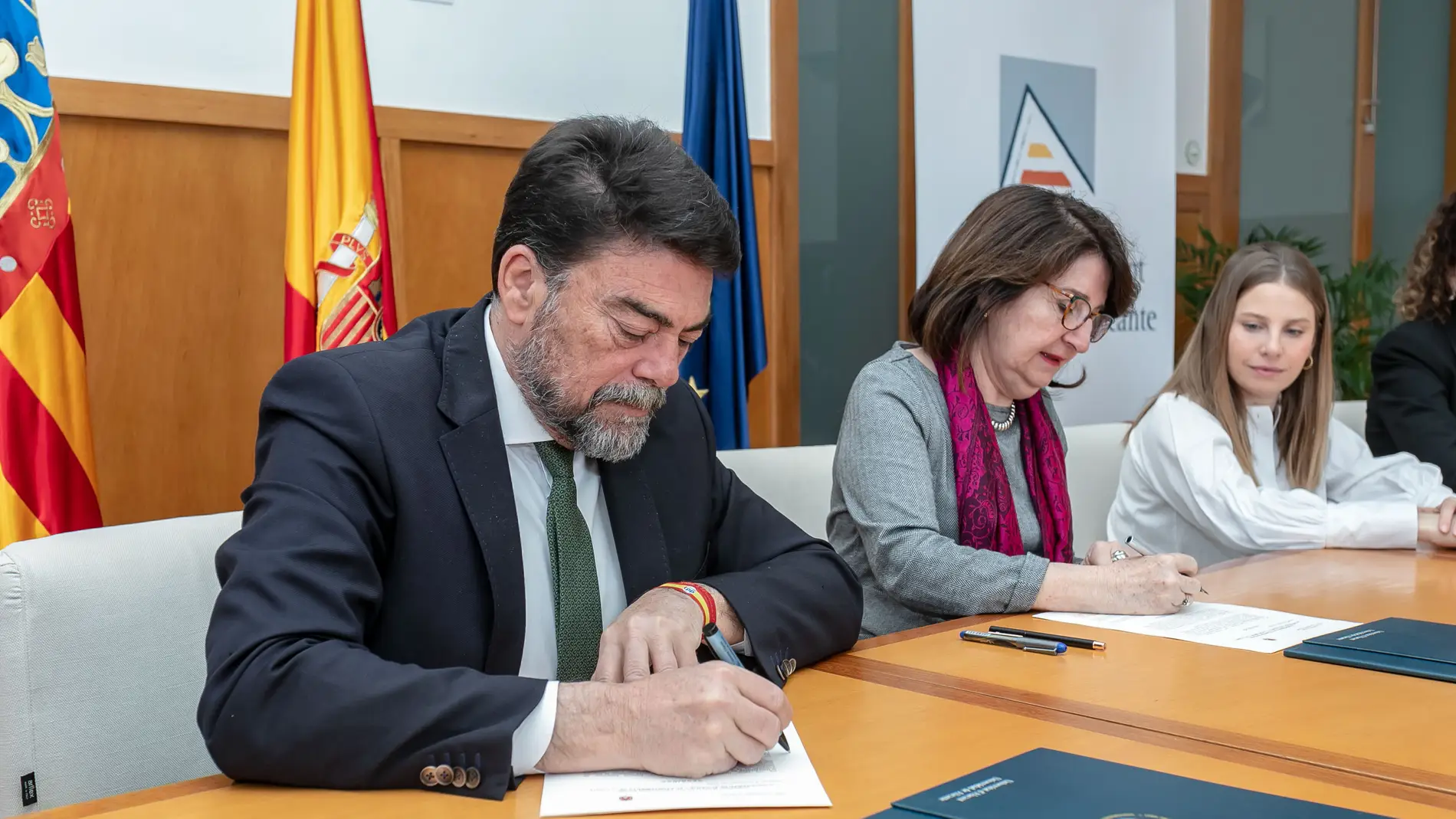 El alcalde, Luis Barcala, y la rectora, Amparo Navarro.