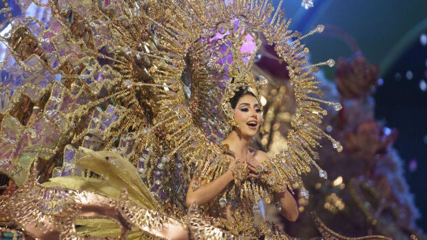Momento de la Gala de elección de la Reina del Carnaval de Santa Cruz en el que Corina Mrazek González es proclamada Reina Momento de la Gala de elección de la Reina del Carnaval de Santa Cruz en el que Corina Mrazek González es proclamada Reina