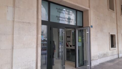 Puerta de acceso a la Audiencia Provincial de Alicante