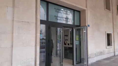 Puerta de acceso a la Audiencia Provincial de Alicante Puerta de acceso a la Audiencia Provincial de Alicante