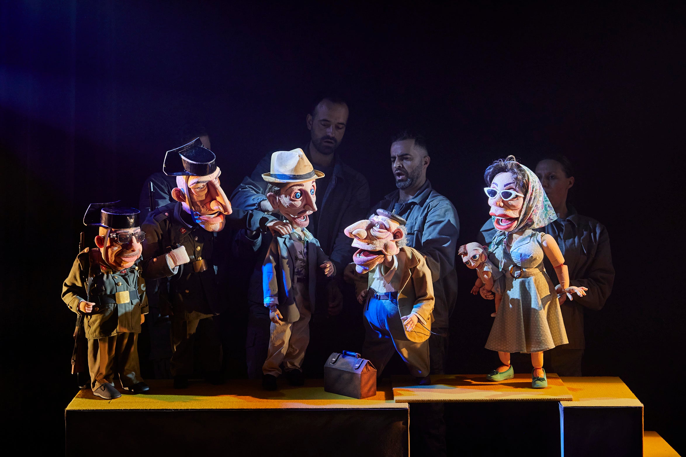 Espejo negro combina marionetas con Berlanga en El Verdugo Espejo negro combina marionetas con Berlanga en El Verdugo