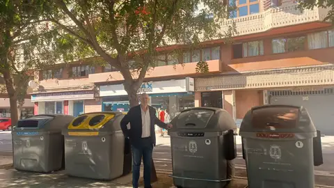 El concejal de Limpieza Viaria junto a los nuevos contenedores que se están desplegando El concejal de Limpieza Viaria junto a los nuevos contenedores que se están desplegando
