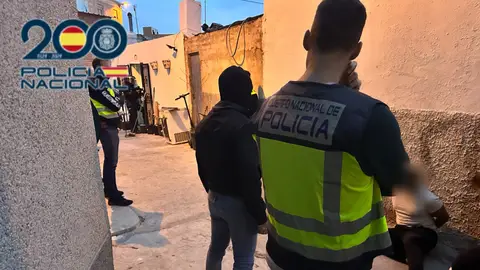 Agentes de la Policía Nacional durante la macrooperación desarrollada simultáneamente a en Crevillent, Alcoy y Alguazas. Agentes de la Policía Nacional durante la macrooperación desarrollada simultáneamente a en Crevillent, Alcoy y Alguazas.