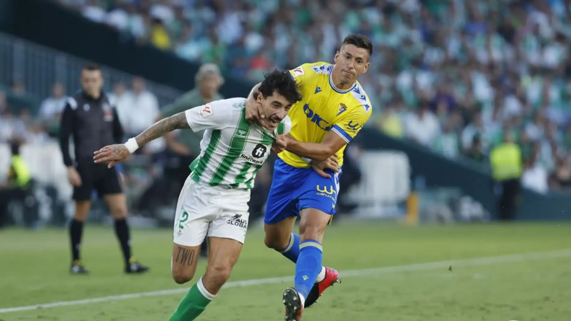 Rubén Alcaraz agarra a Héctor Bellerín en la pelea por un balón,