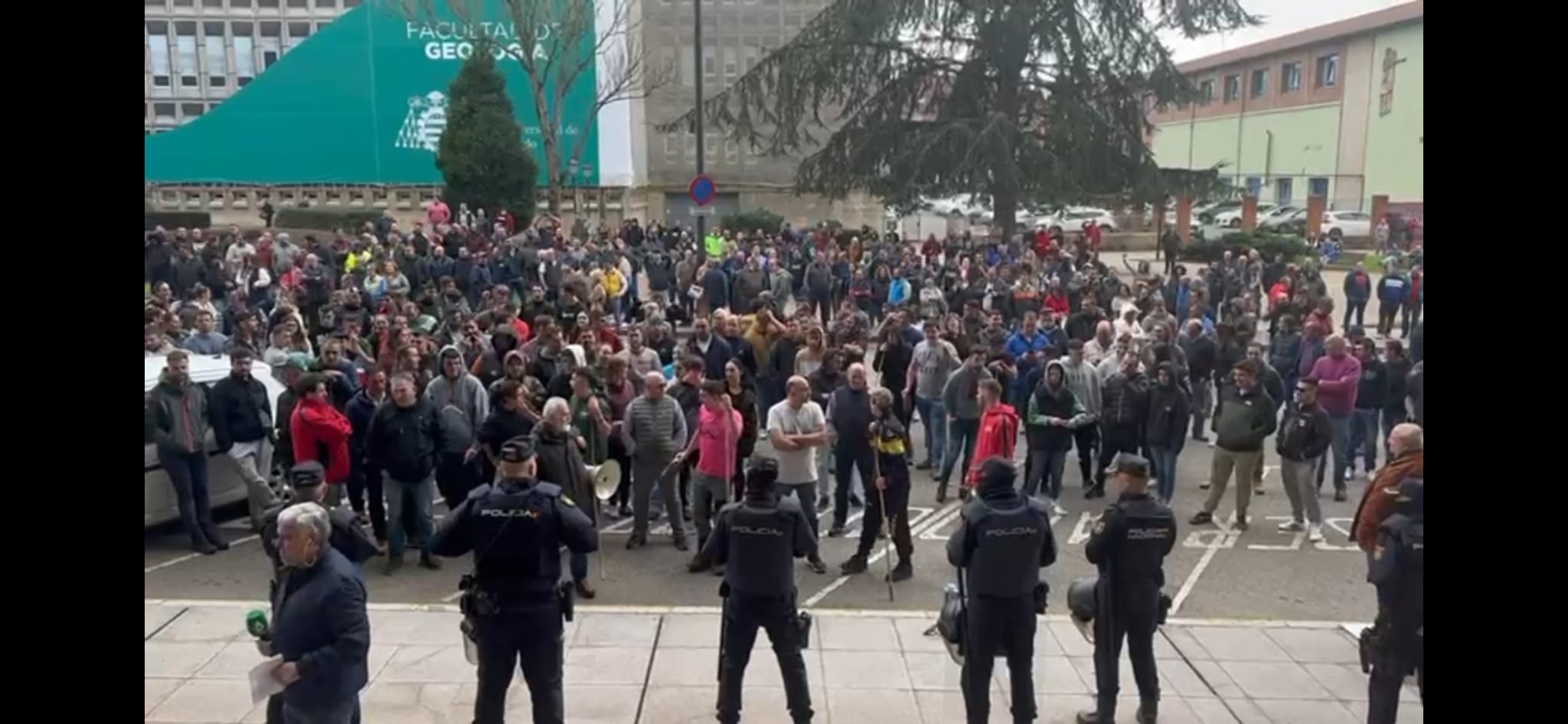 Los ganaderos de Usaga y URA en Asturias, dispuestos a seguir con la tractorada de bloqueo en Oviedo Los ganaderos de Usaga y URA en Asturias, dispuestos a seguir con la tractorada de bloqueo en Oviedo