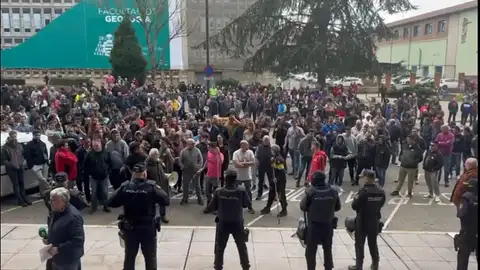 Los ganaderos de Usaga y URA en Asturias, dispuestos a seguir con la tractorada de bloqueo en Oviedo Los ganaderos de Usaga y URA en Asturias, dispuestos a seguir con la tractorada de bloqueo en Oviedo