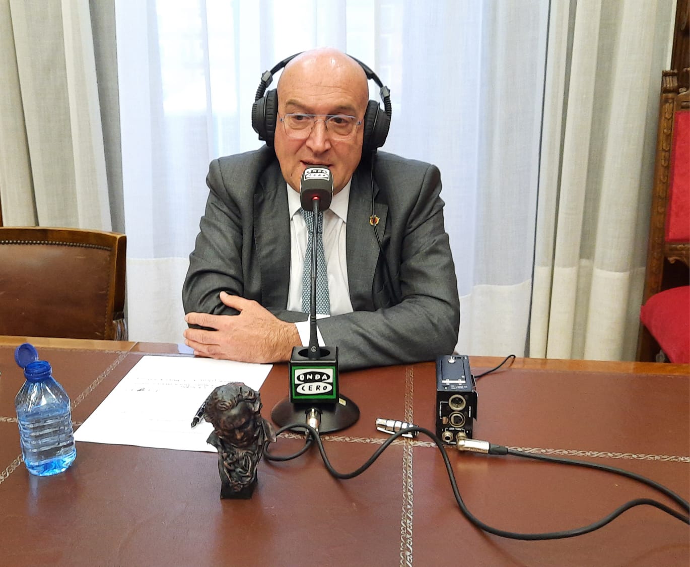 Carnero: "León de la Riva se merece una plaza al igual que Tomás Rodríguez de Bolaños un parque" Carnero: "León de la Riva se merece una plaza al igual que Tomás Rodríguez de Bolaños un parque"