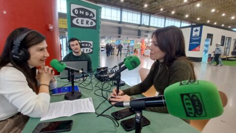 Irene Ruiz, concejala de Turismo y Cultura de Elche, en el set de Onda Cero en Caravaning 2024 con Mayte Vilaseca