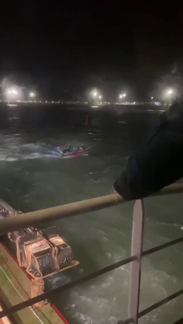 Mueren al menos dos guardias civiles tras ser embestidos por una narcolancha en Barbate Mueren al menos dos guardias civiles tras ser embestidos por una narcolancha en Barbate