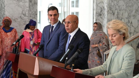 El presidente del Gobierno de España, Pedro Sánchez (i), la presidenta de la Comisión Europea, Ursula von der Leyen (d), y el presidente de Mauritania, Mohamed Ould Ghazouani (c), durante la declaración conjunta ante los medios de comunicación tras reunirse este jueves en Nuakchot (Mauritania).