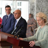 El presidente del Gobierno de España, Pedro Sánchez (i), la presidenta de la Comisión Europea, Ursula von der Leyen (d), y el presidente de Mauritania, Mohamed Ould Ghazouani (c), durante la declaración conjunta ante los medios de comunicación tras reunirse este jueves en Nuakchot (Mauritania).
