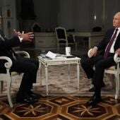 El presidente ruso, Vladimir Putin, es entrevistado por el periodista estadounidense Tucker Carlson