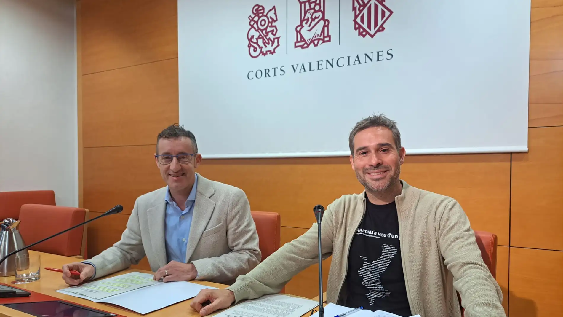 José Luis Lorenz (PSPV-PSOE) y Gerard Fullana (Compromís), durante la rueda de prensa en Les Corts.