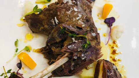 Ganso estofado con boletus y verduras