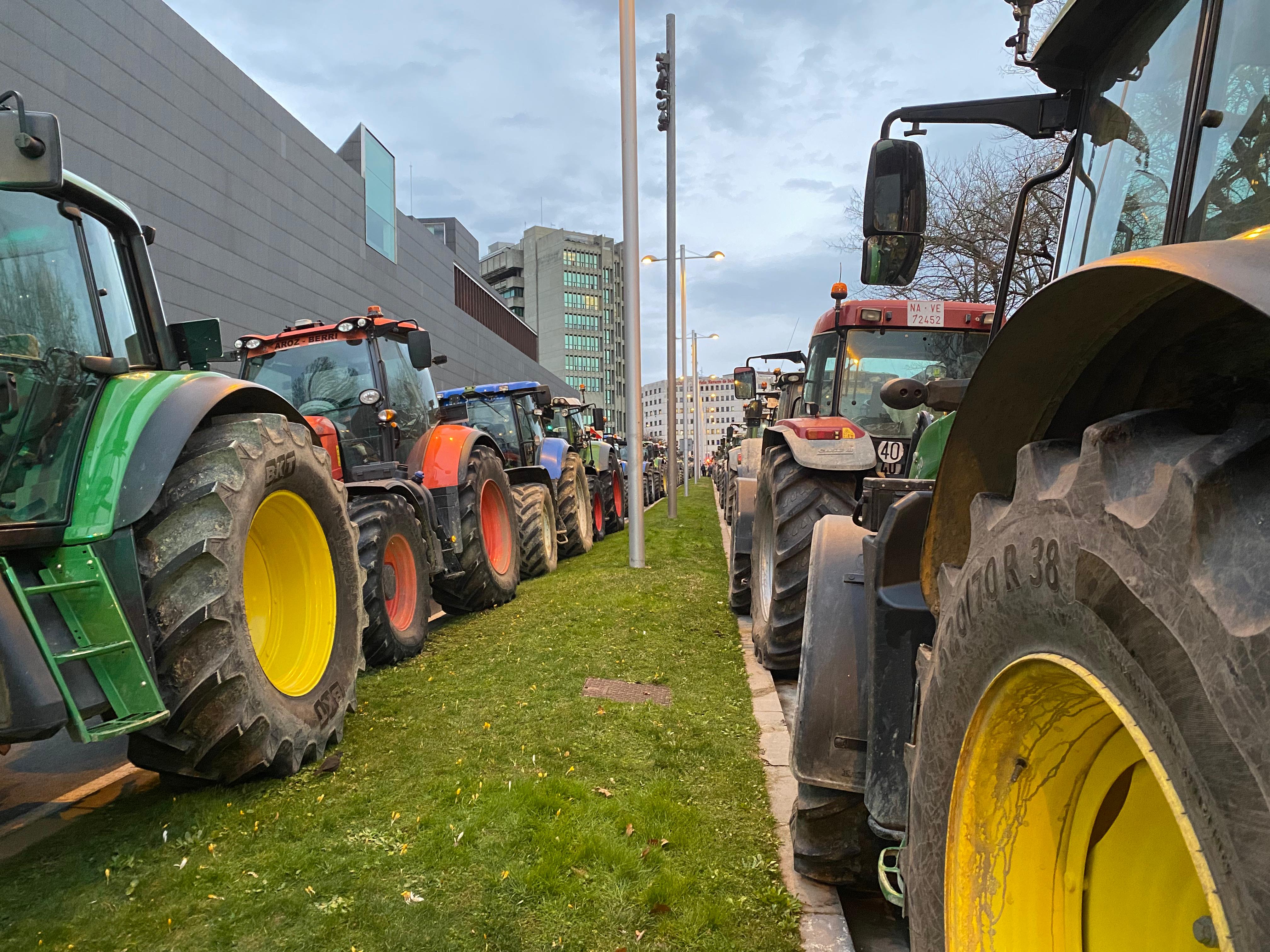 Los agricultores se comprometen a "aligerar" Pamplona de tractores y a seguir movilizándose en el resto de Navarra Los agricultores se comprometen a "aligerar" Pamplona de tractores y a seguir movilizándose en el resto de Navarra