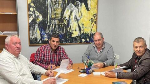 Momento de la firma del convenio para reducir el número de jabalíes en Alzira