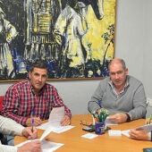 Momento de la firma del convenio para reducir el número de jabalíes en Alzira