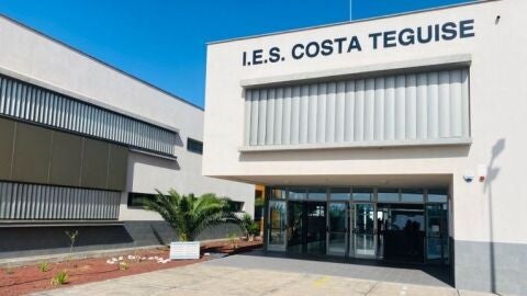 Imagen del IES Costa Teguise en Lanzarote en donde el preso fugado iba a impartir una charla sobre reinserción social