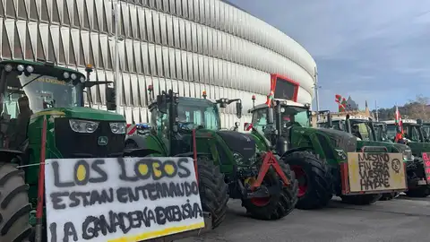 Imagen de la tractorada rodeando San Mamés Imagen de la tractorada rodeando San Mamés