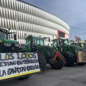 Imagen de la tractorada rodeando San Mamés Imagen de la tractorada rodeando San Mamés