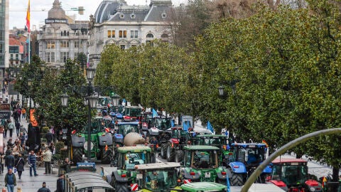 Decenas de tractores colapsando las calles del centro de Oviedo