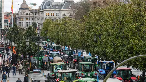 Decenas de tractores colapsando las calles del centro de Oviedo Decenas de tractores colapsando las calles del centro de Oviedo
