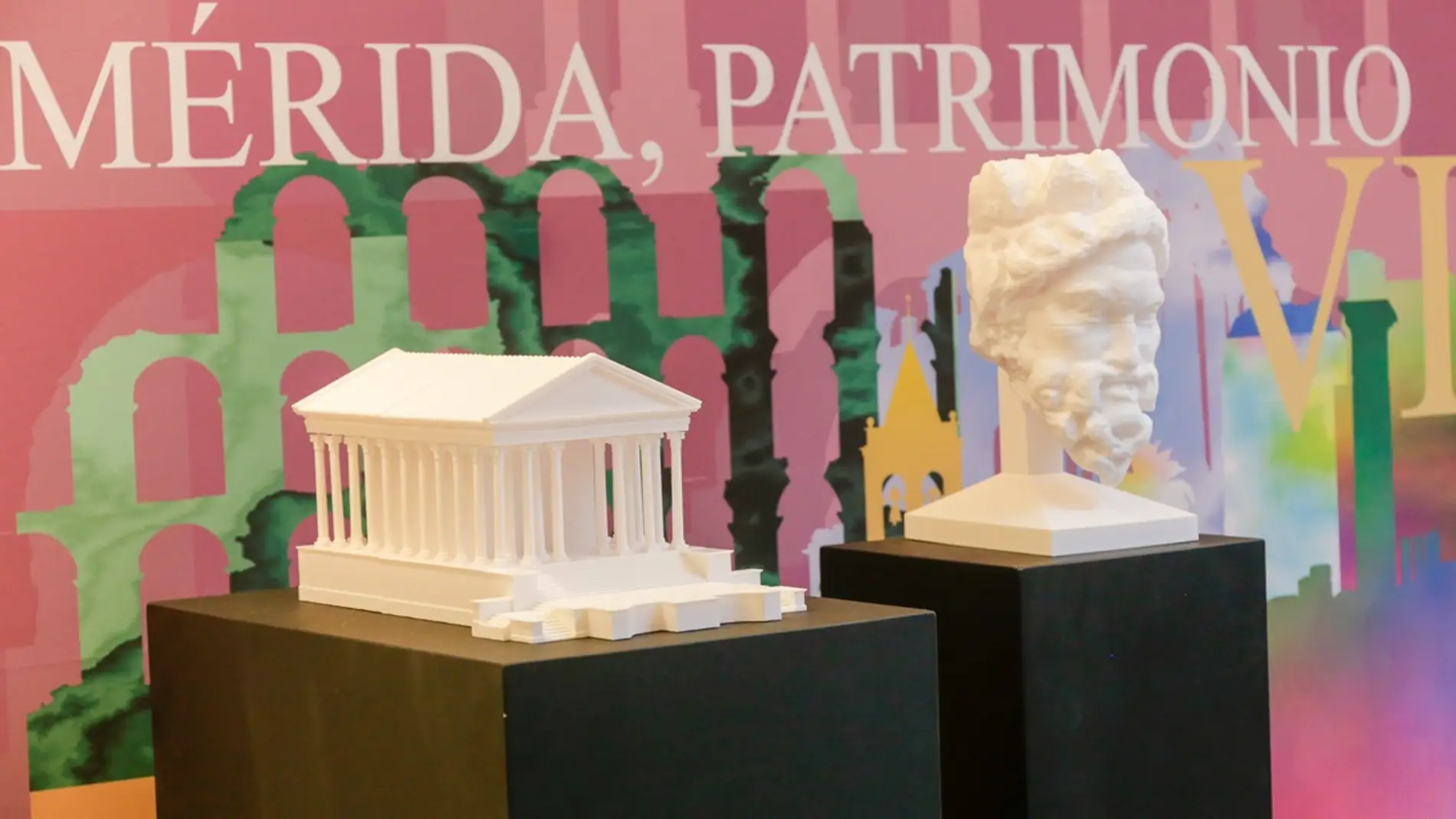 Mérida ofrece en una exposición en el Parlamento Europeo su modelo de conservación y difusión del patrimonio monumental