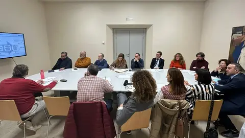 El Ayuntamiento de Alcalá de Henares constituye el Consejo Local de Comercio para avanzar en el Plan Estratégico 2023-2027 Reunión de los integrantes del Consejo Local de Comercio de Alcalá de Henares