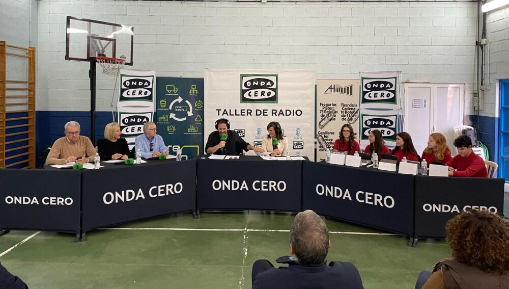 El gimnasio del Colegio Vírgen del Rocío se convirtió en un gran estudio radiofónico.