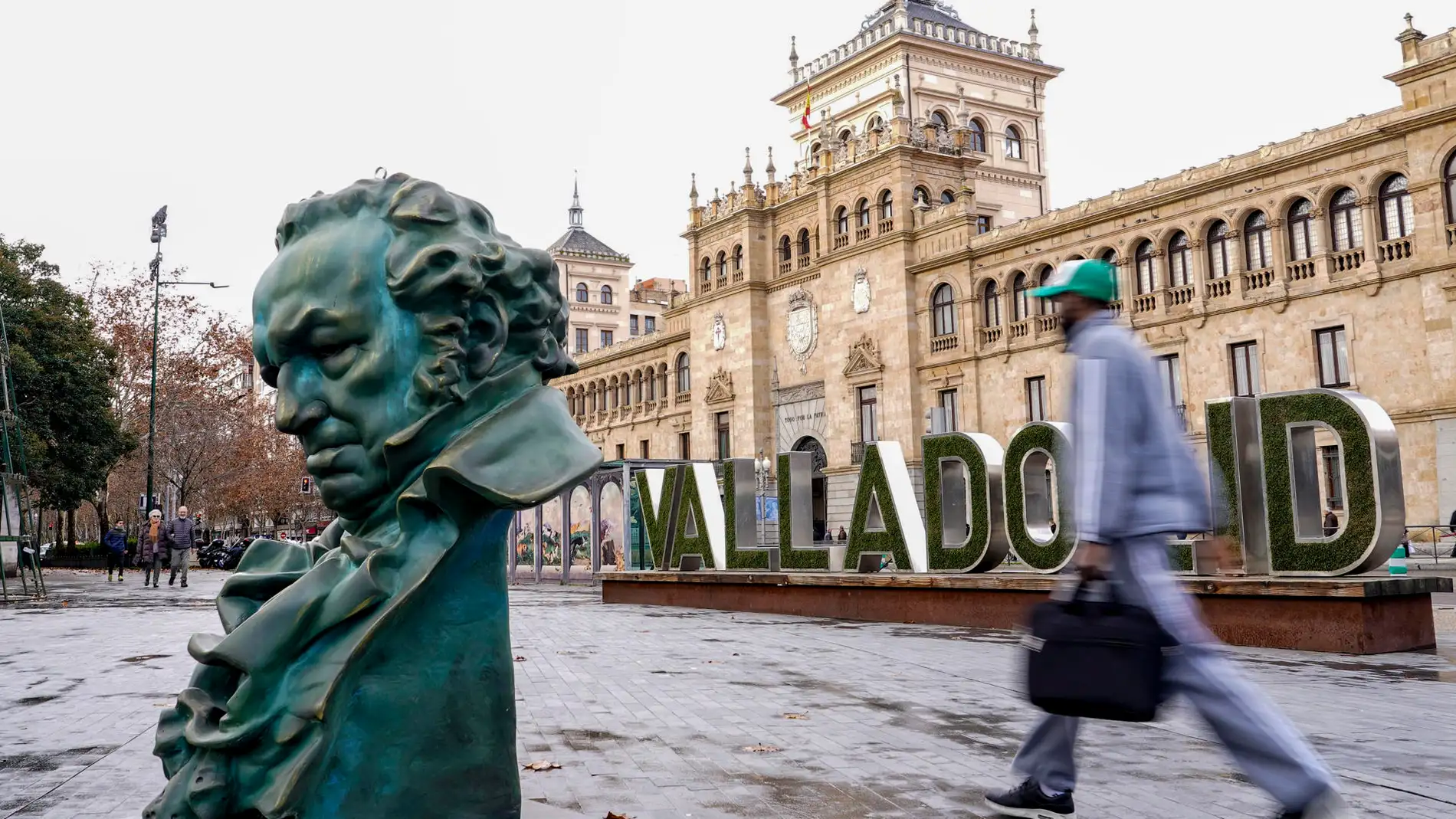La ciudad de Valladolid está engalanada con réplicas del galardón de los Premios Goya