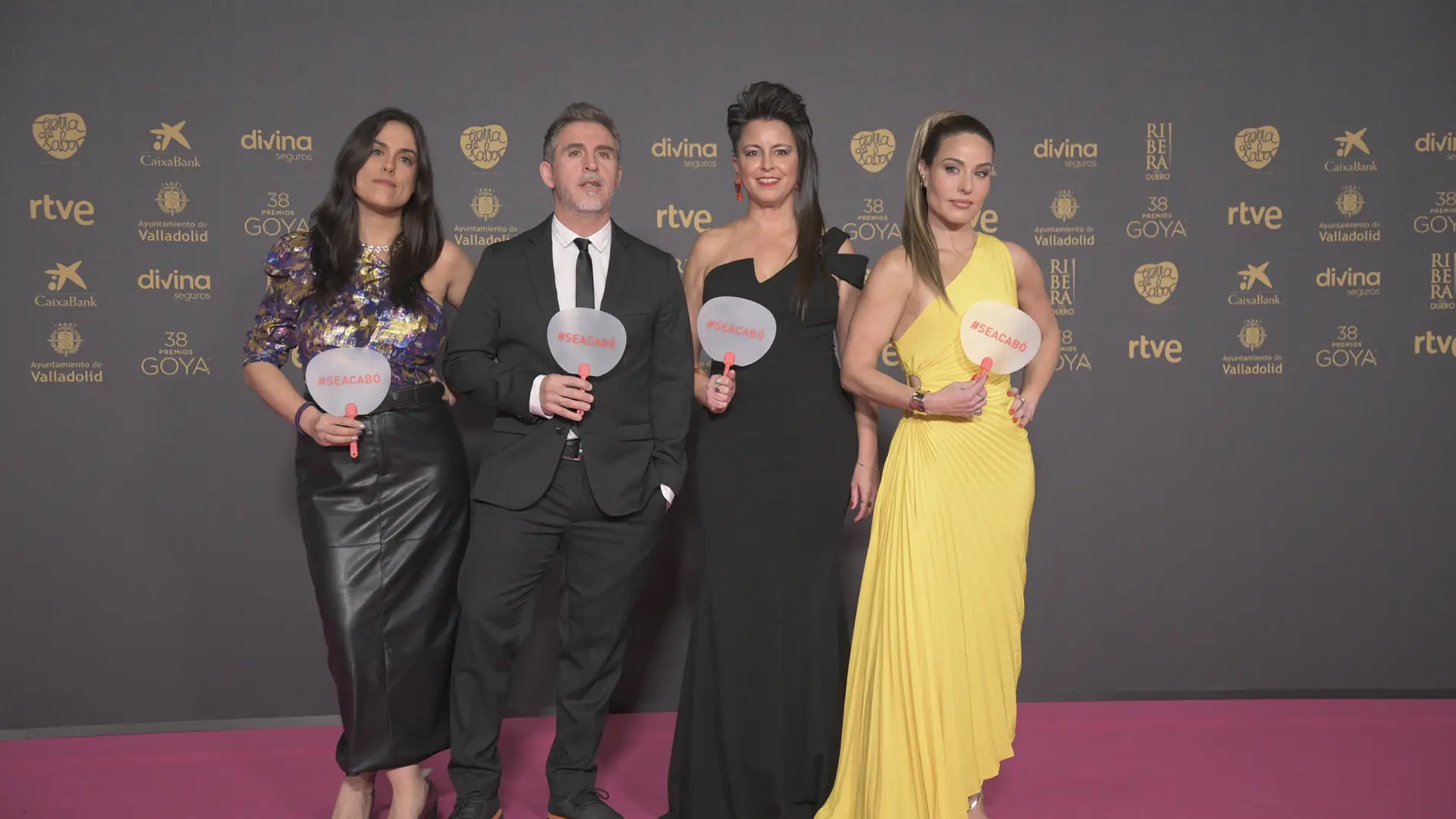 El equipo de 'La Pecera' posa en la alfombra rosa previa a la gala de la 38 edición de los Premios Goya