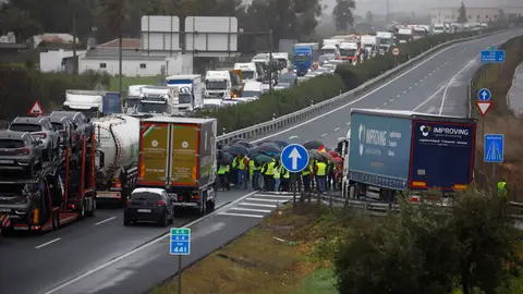 Más de un centenar de agricultores cortan la A-4, en dirección Madrid y Sevilla, a la altura del área de servicio de Santa Ana, en La Carlota (Córdoba) Más de un centenar de agricultores cortan la A-4, en dirección Madrid y Sevilla, a la altura del área de servicio de Santa Ana, en La Carlota (Córdoba)
