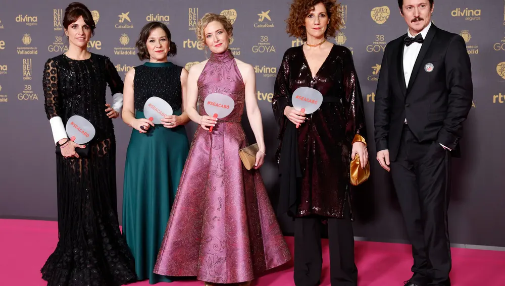 El equipo de la película &quot;La Loca y el Feminista&quot;, nominada a menor cortometraje de ficción, posa a su llegada a la ceremonia de entrega de la 38 edición de los Premios Goya