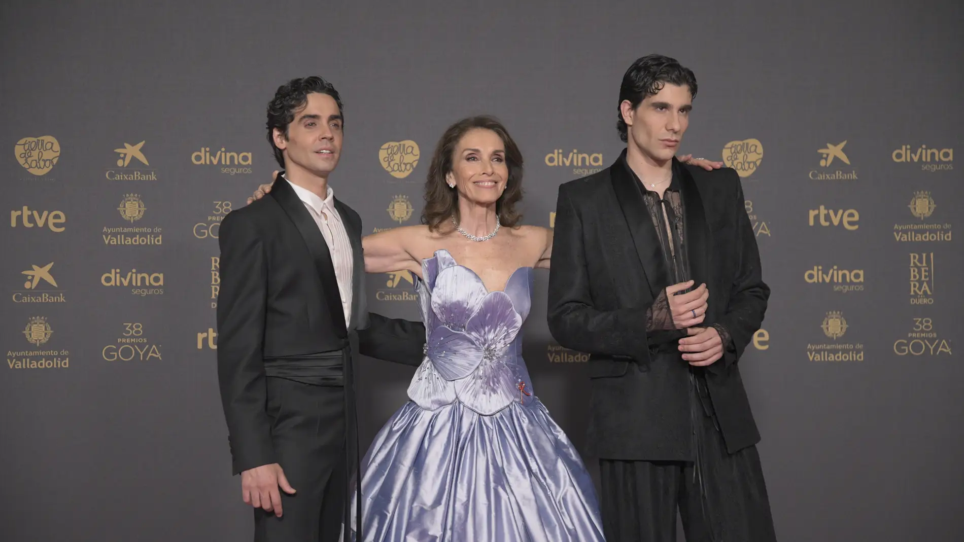 La actriz y cantante Ana Belén, junto a los directores de cine Javier Ambrossi y Javier Calvo, presentadores de la Gala