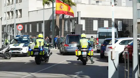 Imagen del coche fúnebre llegando a la Comandancia de la Guardia Civil de Cádiz La Guardia Civil concede la Cruz de Oro de la Orden del Mérito a los agentes fallecidos en Barbate