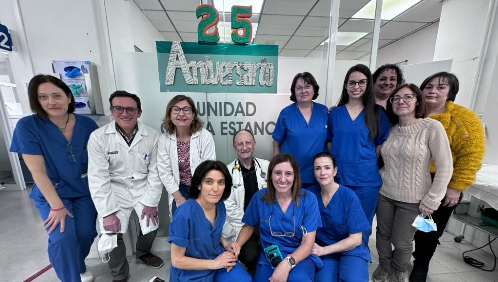 Trabajadores y trabajadoras de la UCE del Hospital General de Elche.