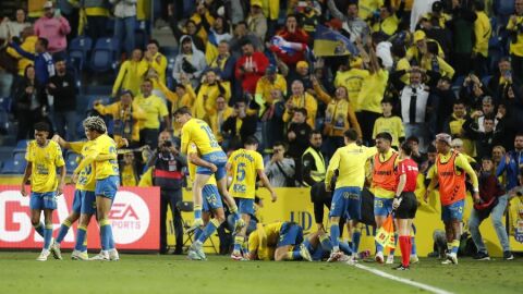 Jugadores de Las Palmas celebran un gol al Valencia