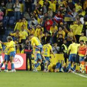 Jugadores de Las Palmas celebran un gol al Valencia