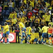 Jugadores de Las Palmas celebran un gol al Valencia Jugadores de Las Palmas celebran un gol al Valencia