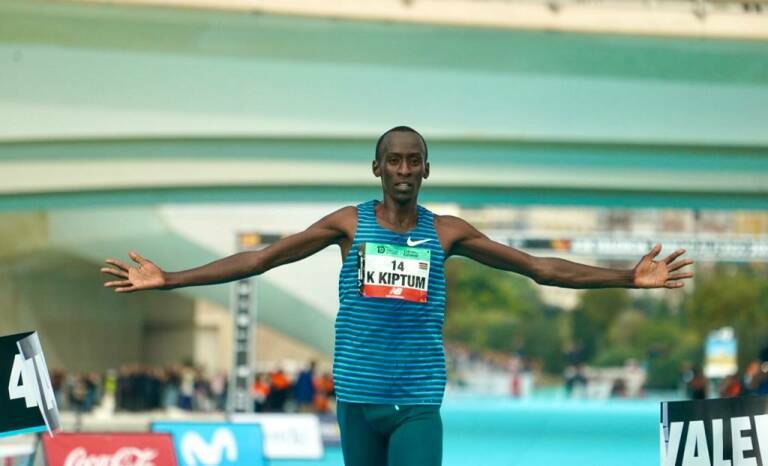 Un accidente de tráfico se cobra la vida del plusmarquista mundial de maratón Kelvin Kiptum Un accidente de tráfico se cobra la vida del plusmarquista mundial de maratón Kelvin Kiptum