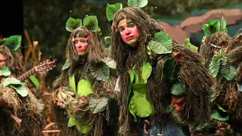 La murga 'Cuando el río suena' gana el Premio Miriam Fernández Rua del Carnaval de Badajoz por su copla crítica La murga 'Cuando el río suena' gana el Premio Miriam Fernández Rua del Carnaval de Badajoz por su copla crítica