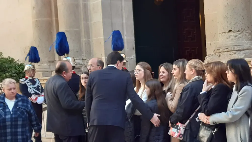 El alcalde con la familia de Miguel Valor El alcalde con la familia de Miguel Valor